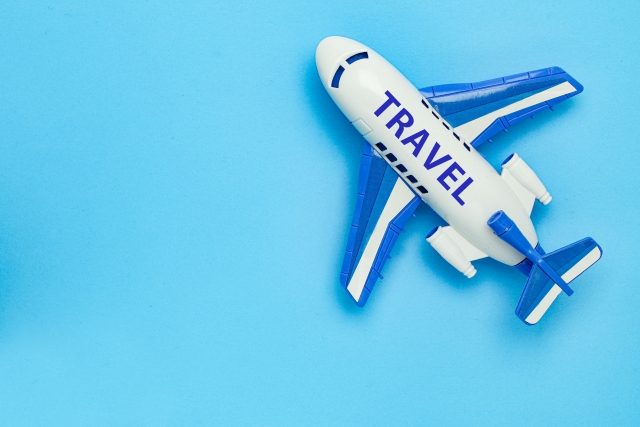 飛行機の模型とTRAVEL